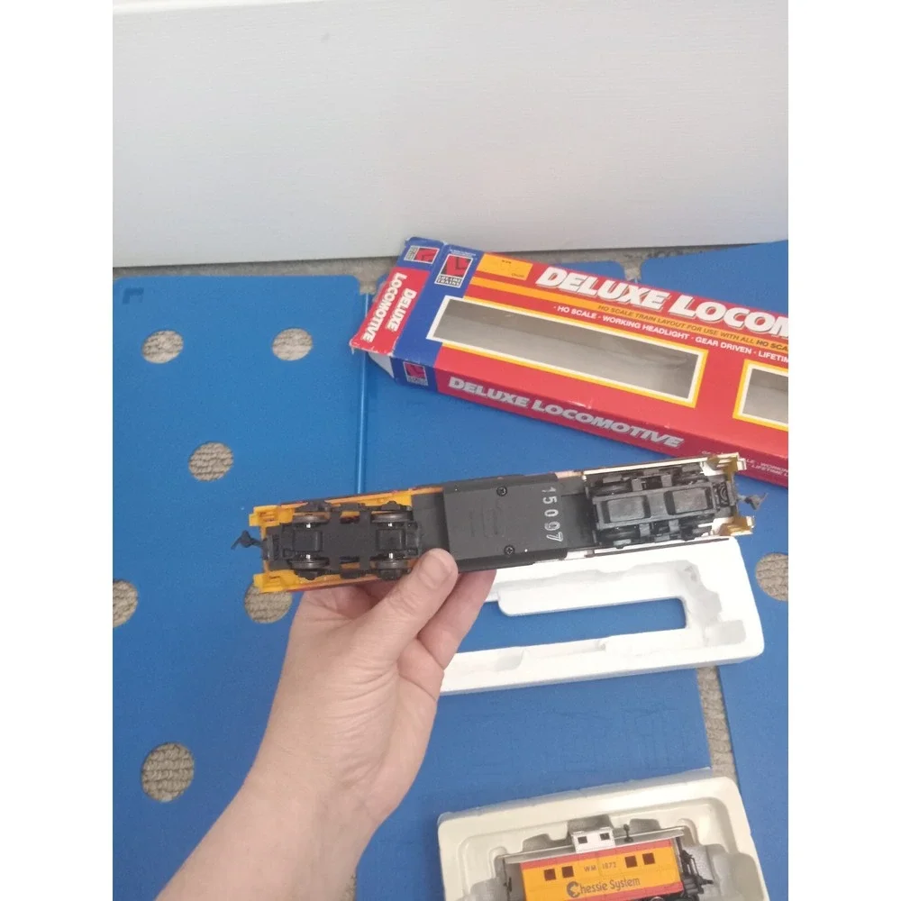 LIFELIKE‎ #8663  B&O CHESSIE SYSTEM Locomotive & Caboose #4810 w Box  HO